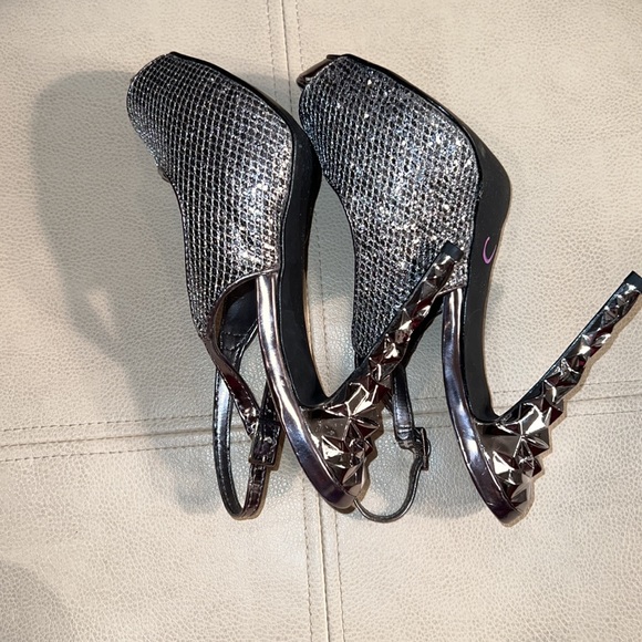 Nicole Miller silver sparkle heels. Size 6 - Picture 3 of 5